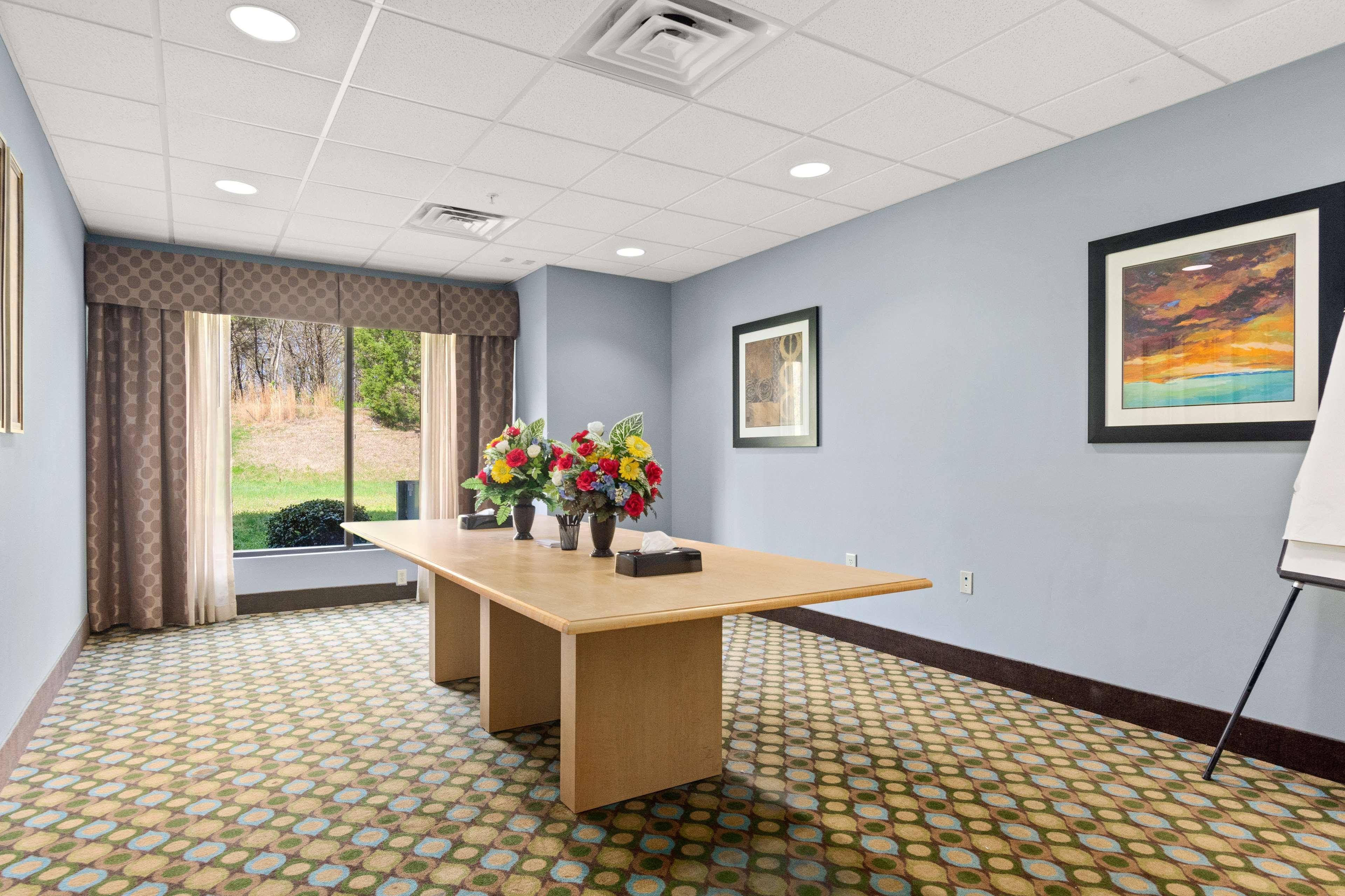 Surestay Plus Hotel By Best Western Portland Route 52 West Экстерьер фото